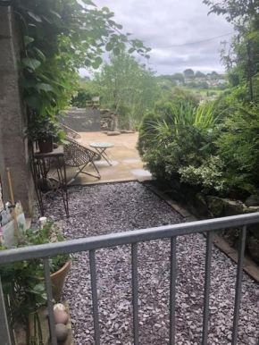 Gweek, Beautiful Apartment with patio with views